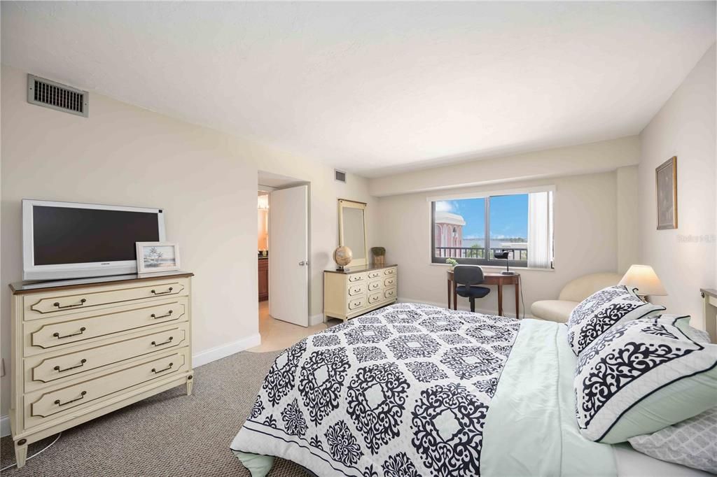 For Rent: $4,900 (2 beds, 2 baths, 1380 Square Feet)