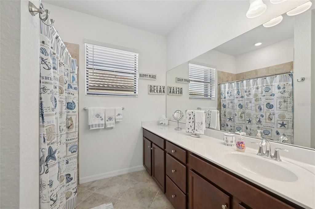 На продажу: $334,900 (3 спален, 2 ванн, 1949 Квадратных фут)