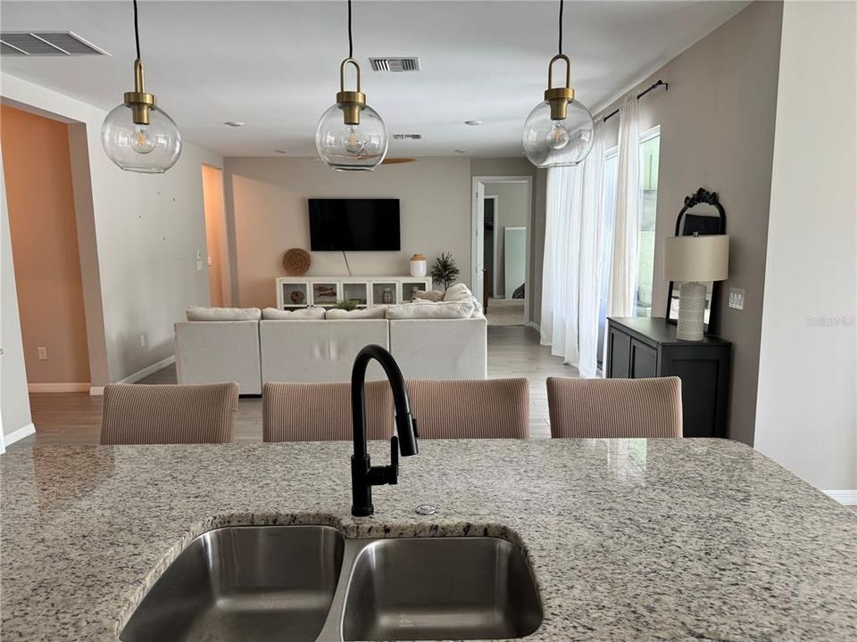 Activo con contrato: $539,900 (4 camas, 2 baños, 2196 Pies cuadrados)