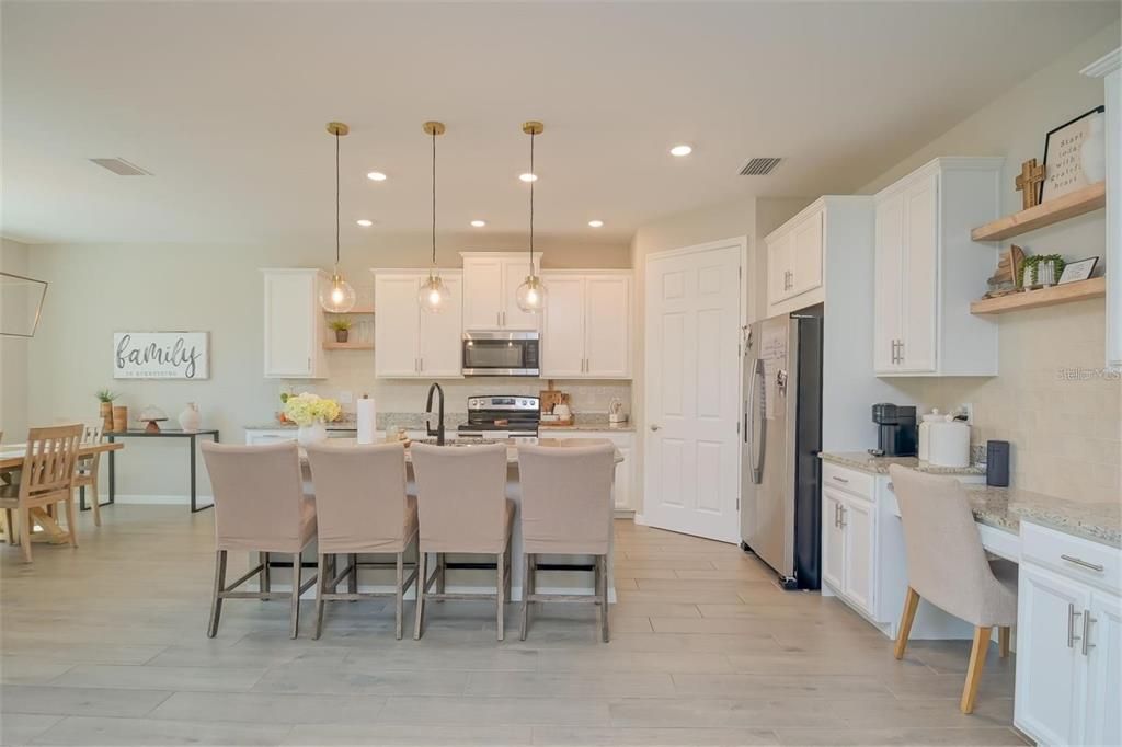 Activo con contrato: $539,900 (4 camas, 2 baños, 2196 Pies cuadrados)