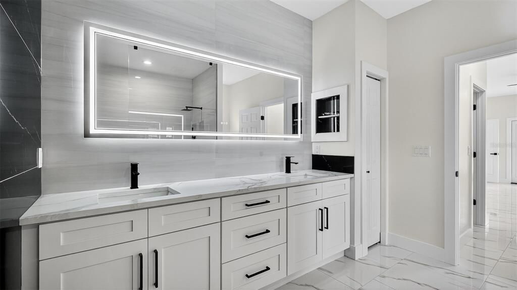 Activo con contrato: $459,900 (4 camas, 2 baños, 2162 Pies cuadrados)