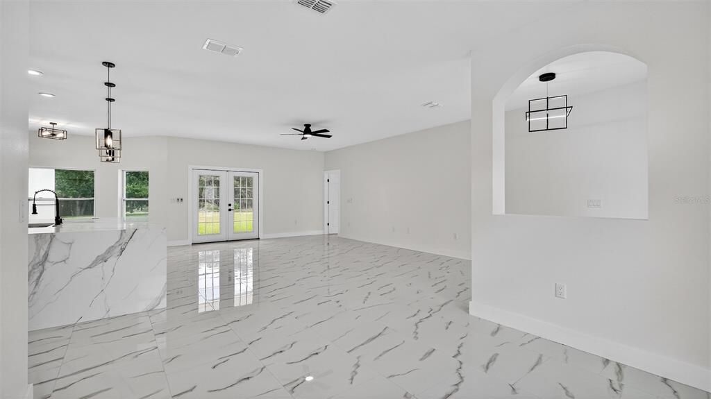 Activo con contrato: $459,900 (4 camas, 2 baños, 2162 Pies cuadrados)