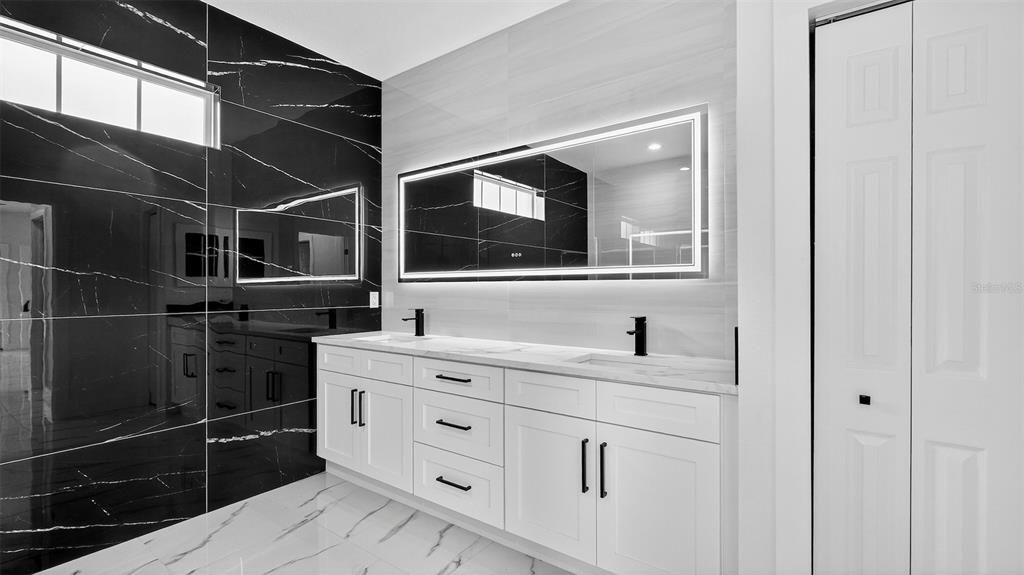 Activo con contrato: $459,900 (4 camas, 2 baños, 2162 Pies cuadrados)