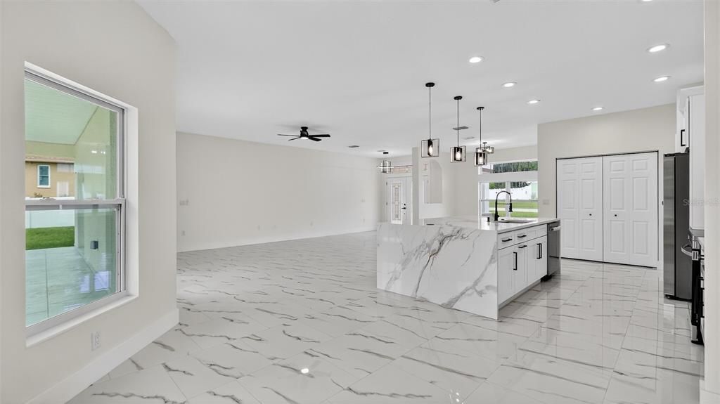 Activo con contrato: $459,900 (4 camas, 2 baños, 2162 Pies cuadrados)