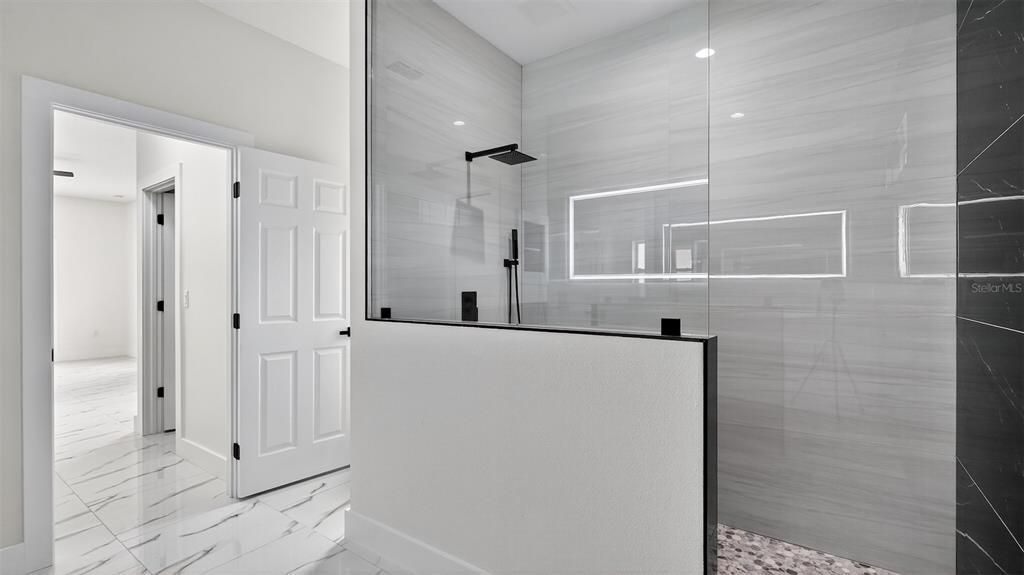 Activo con contrato: $459,900 (4 camas, 2 baños, 2162 Pies cuadrados)