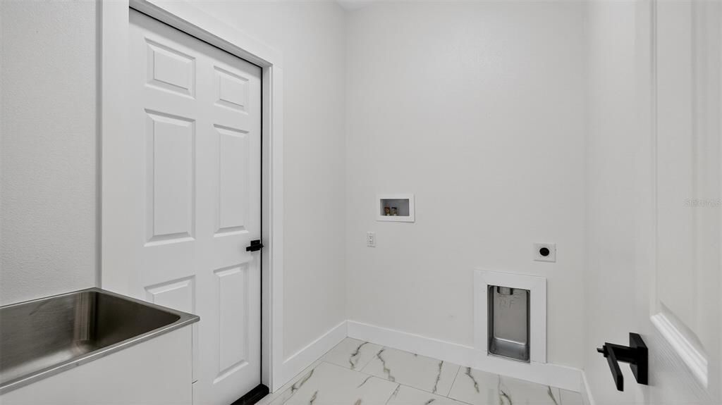 Activo con contrato: $459,900 (4 camas, 2 baños, 2162 Pies cuadrados)