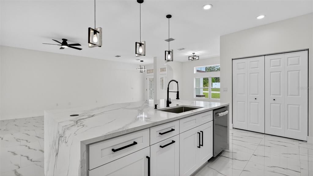 Activo con contrato: $459,900 (4 camas, 2 baños, 2162 Pies cuadrados)