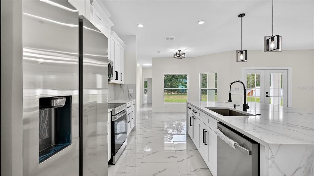 Activo con contrato: $459,900 (4 camas, 2 baños, 2162 Pies cuadrados)