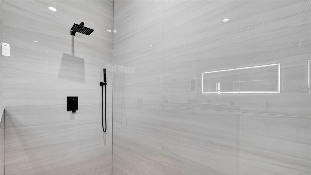 Activo con contrato: $459,900 (4 camas, 2 baños, 2162 Pies cuadrados)