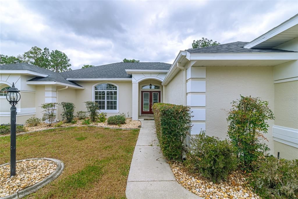 合同活跃: $379,000 (4 贝兹, 2 浴室, 2283 平方英尺)