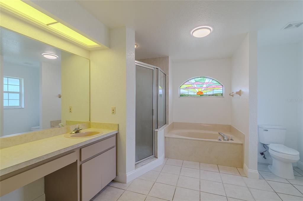 合同活跃: $379,000 (4 贝兹, 2 浴室, 2283 平方英尺)