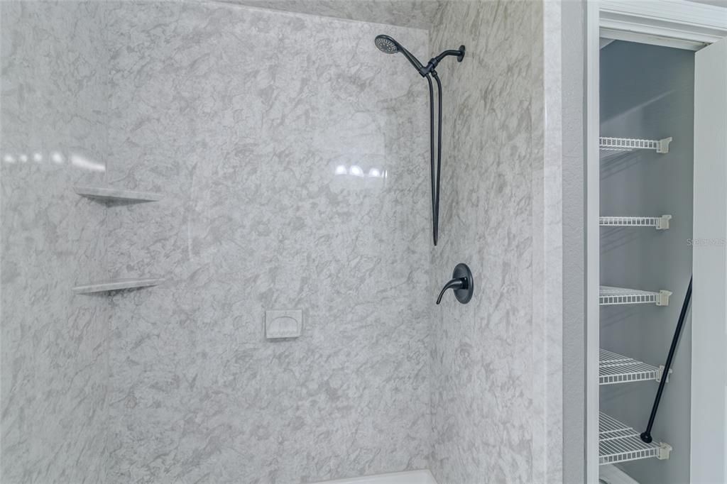 合同活跃: $379,000 (4 贝兹, 2 浴室, 2283 平方英尺)