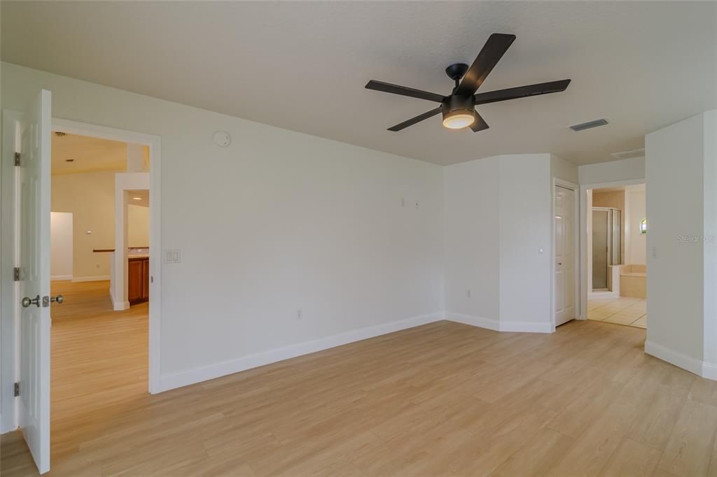 合同活跃: $379,000 (4 贝兹, 2 浴室, 2283 平方英尺)