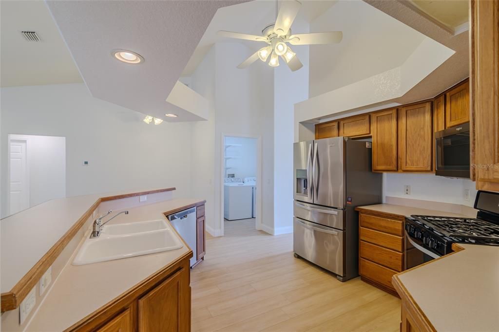 合同活跃: $379,000 (4 贝兹, 2 浴室, 2283 平方英尺)