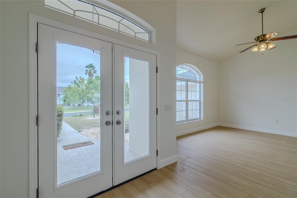 合同活跃: $379,000 (4 贝兹, 2 浴室, 2283 平方英尺)