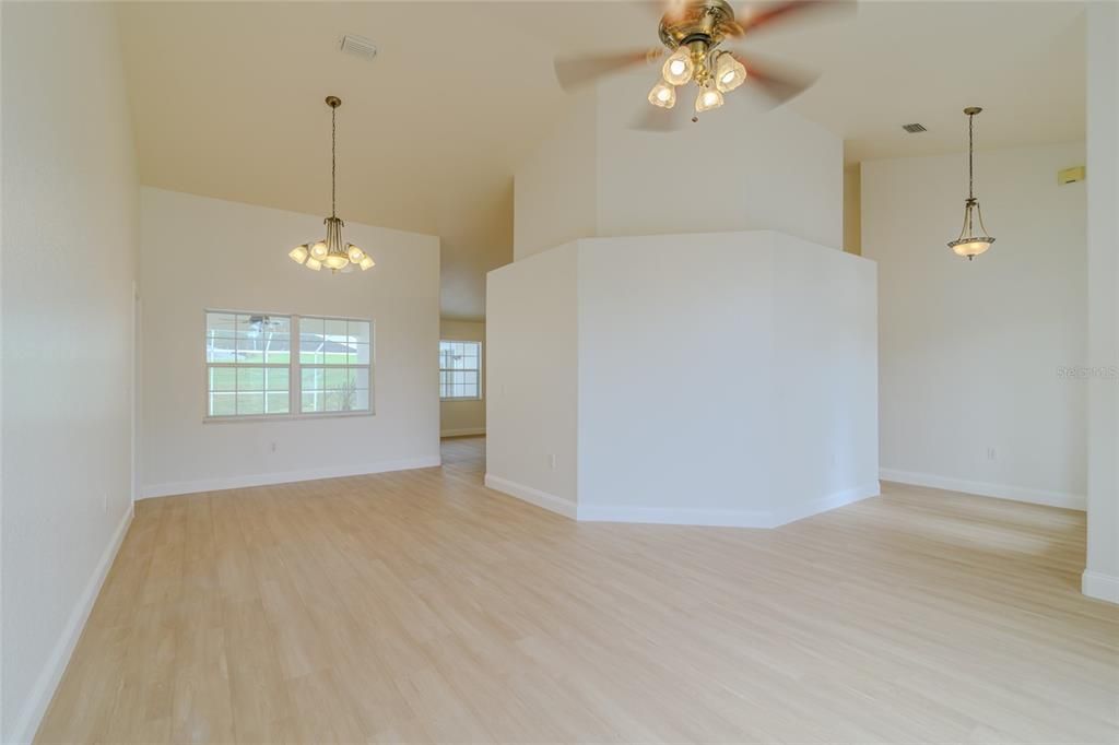 合同活跃: $379,000 (4 贝兹, 2 浴室, 2283 平方英尺)