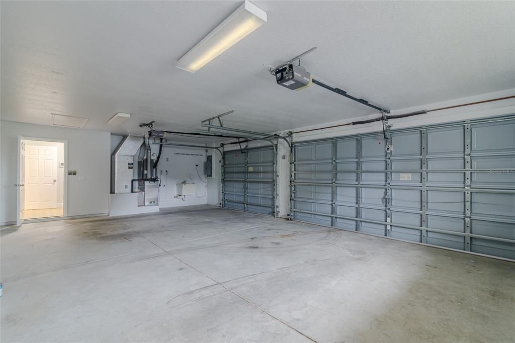 合同活跃: $379,000 (4 贝兹, 2 浴室, 2283 平方英尺)