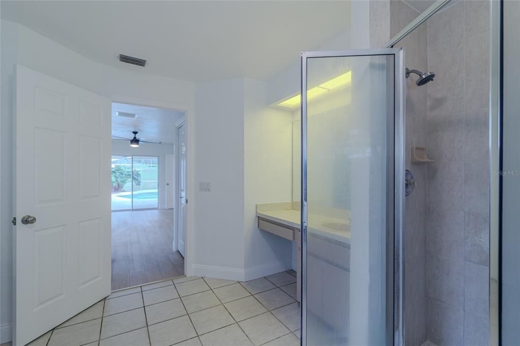 合同活跃: $379,000 (4 贝兹, 2 浴室, 2283 平方英尺)