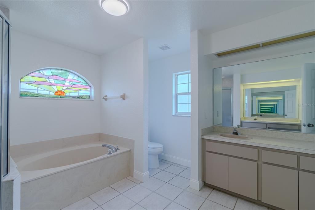 合同活跃: $379,000 (4 贝兹, 2 浴室, 2283 平方英尺)