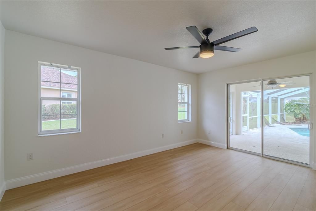 合同活跃: $379,000 (4 贝兹, 2 浴室, 2283 平方英尺)