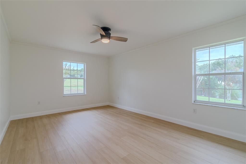 合同活跃: $379,000 (4 贝兹, 2 浴室, 2283 平方英尺)