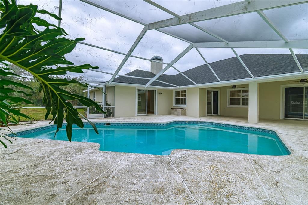 合同活跃: $379,000 (4 贝兹, 2 浴室, 2283 平方英尺)