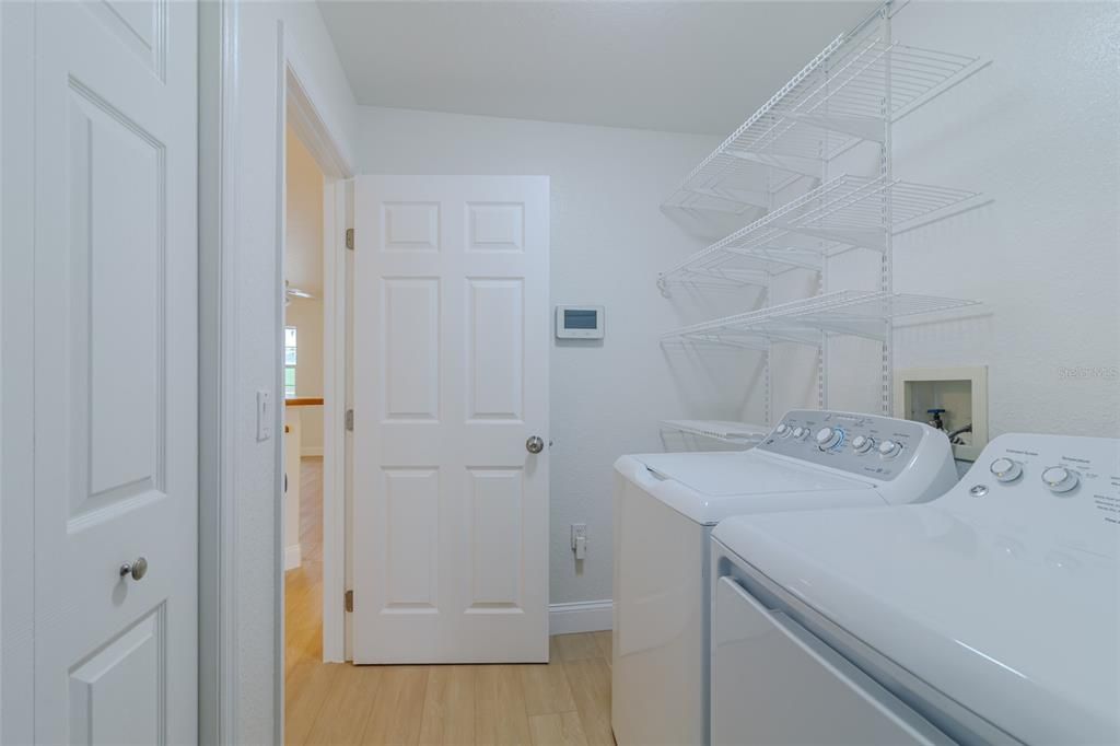 合同活跃: $379,000 (4 贝兹, 2 浴室, 2283 平方英尺)