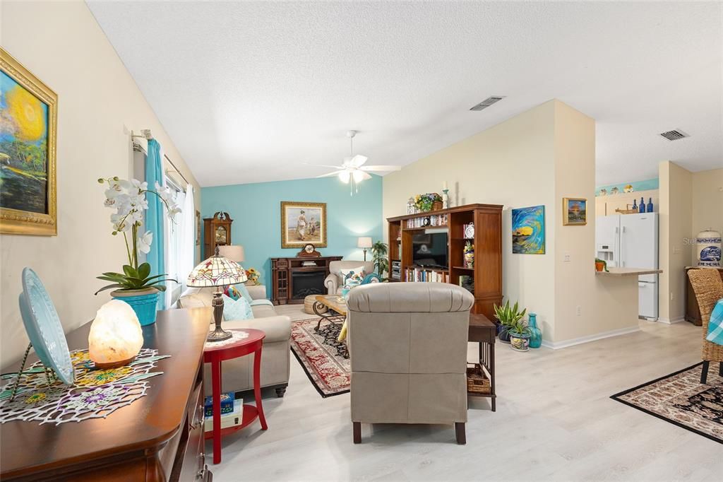 For Sale: $329,900 (2 beds, 2 baths, 1678 Square Feet)