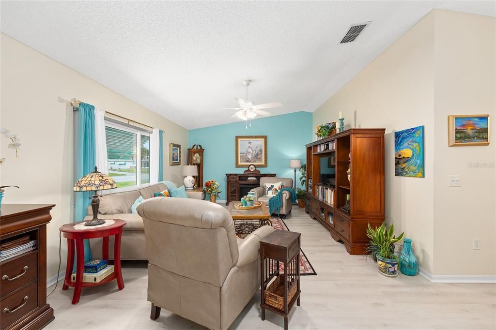 For Sale: $329,900 (2 beds, 2 baths, 1678 Square Feet)