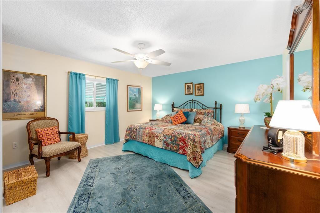 For Sale: $329,900 (2 beds, 2 baths, 1678 Square Feet)