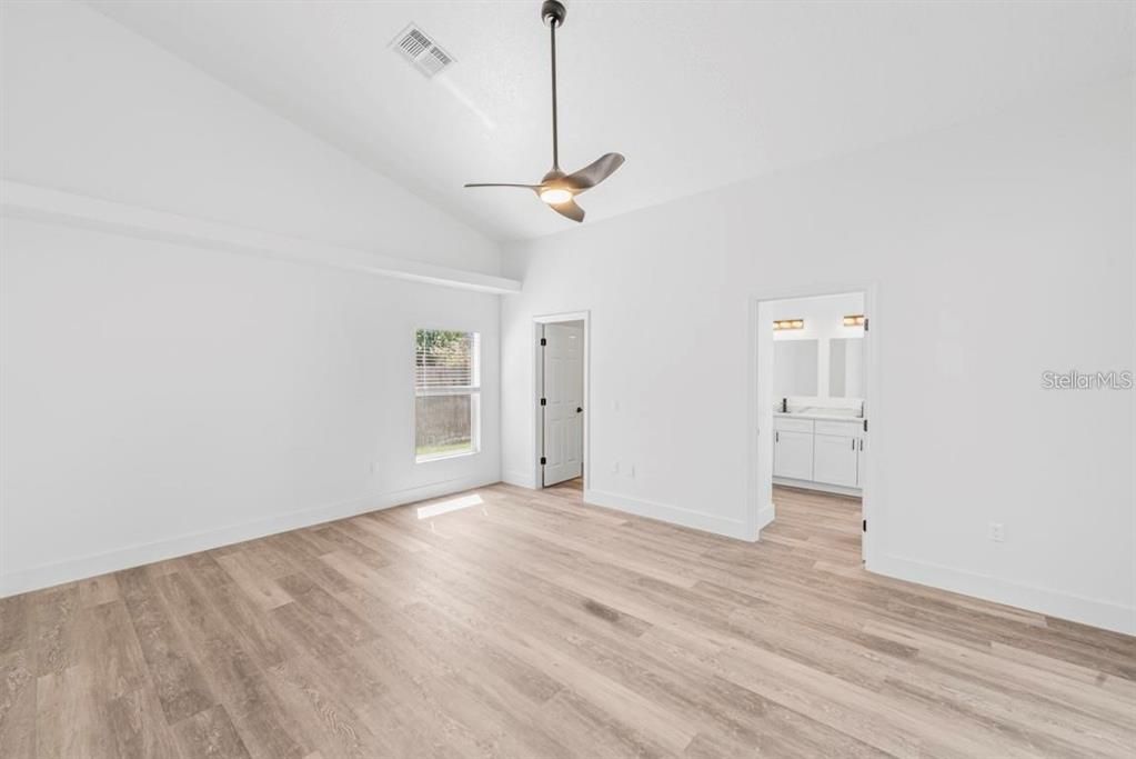 合同活跃: $2,700 (3 贝兹, 3 浴室, 1812 平方英尺)