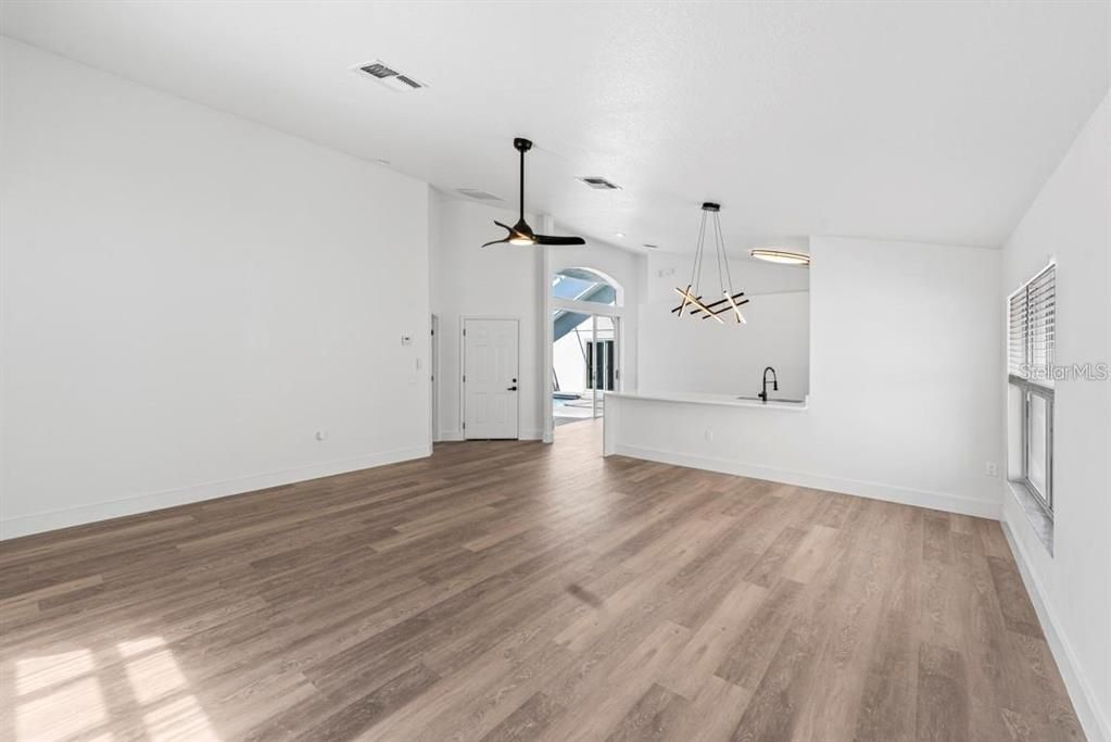 合同活跃: $2,700 (3 贝兹, 3 浴室, 1812 平方英尺)