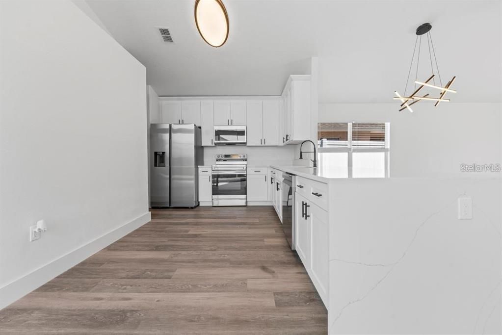 合同活跃: $2,700 (3 贝兹, 3 浴室, 1812 平方英尺)