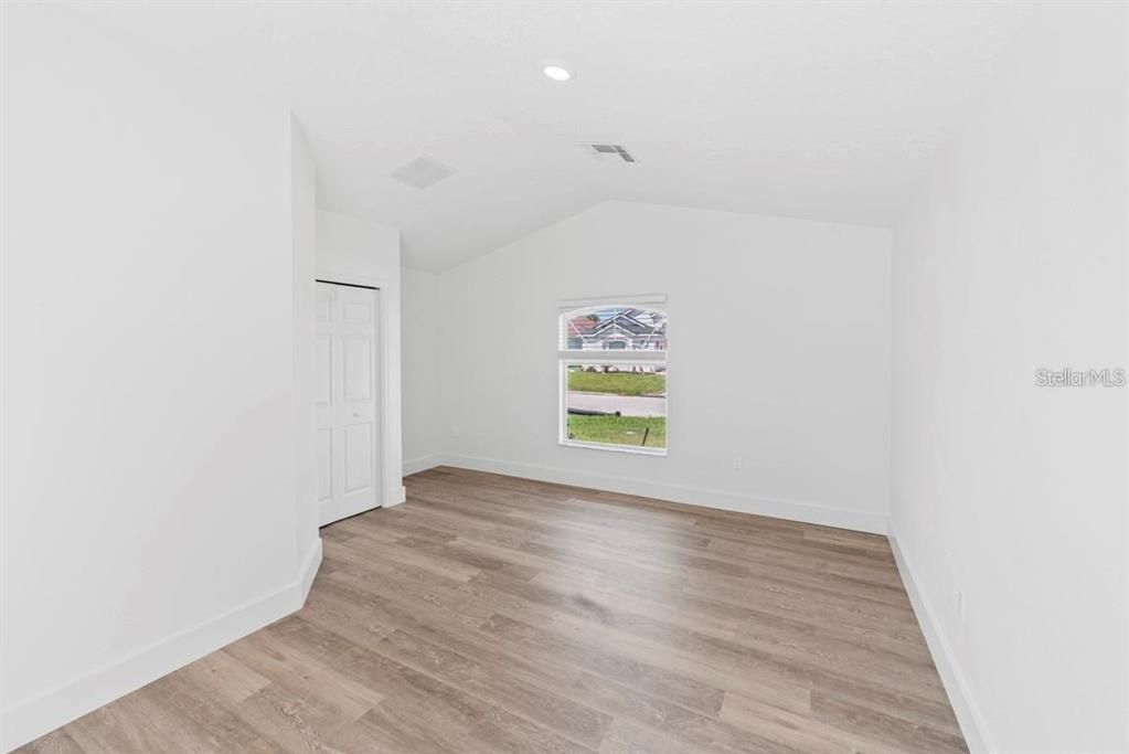 合同活跃: $2,700 (3 贝兹, 3 浴室, 1812 平方英尺)