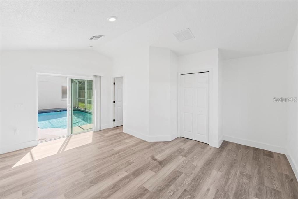 合同活跃: $2,700 (3 贝兹, 3 浴室, 1812 平方英尺)