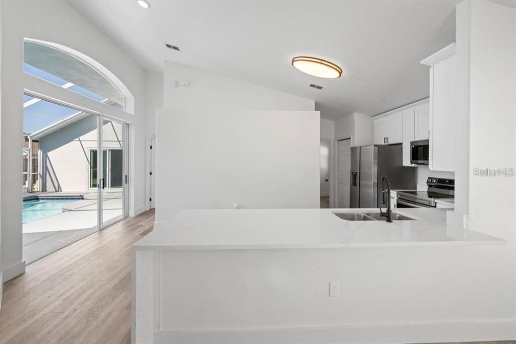 合同活跃: $2,700 (3 贝兹, 3 浴室, 1812 平方英尺)