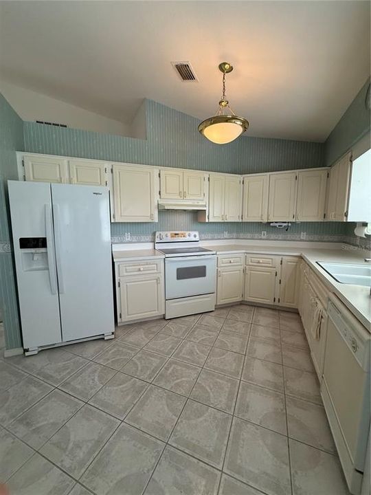 合同活跃: $249,500 (3 贝兹, 2 浴室, 1879 平方英尺)