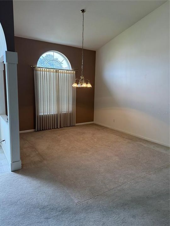 合同活跃: $249,500 (3 贝兹, 2 浴室, 1879 平方英尺)