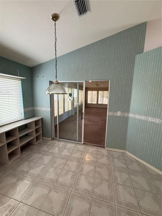 合同活跃: $249,500 (3 贝兹, 2 浴室, 1879 平方英尺)