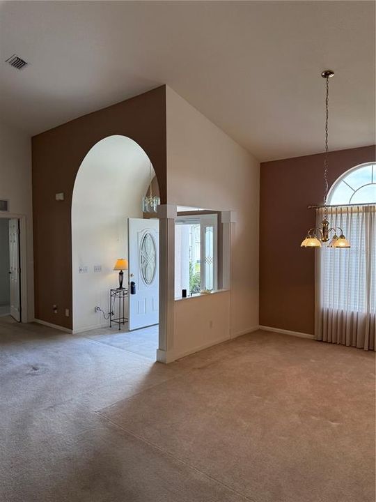 合同活跃: $249,500 (3 贝兹, 2 浴室, 1879 平方英尺)