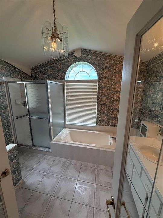 合同活跃: $249,500 (3 贝兹, 2 浴室, 1879 平方英尺)