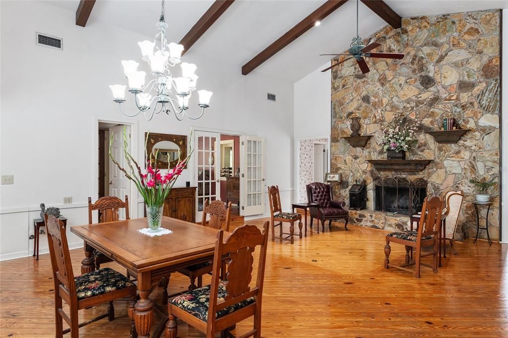 En Venta: $549,000 (4 camas, 3 baños, 2524 Pies cuadrados)