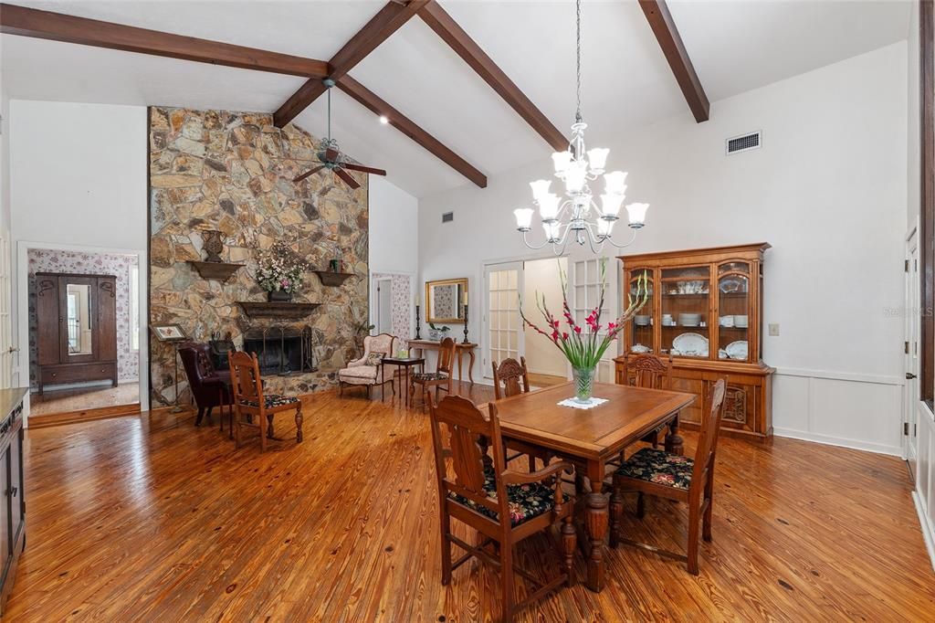 En Venta: $549,000 (4 camas, 3 baños, 2524 Pies cuadrados)