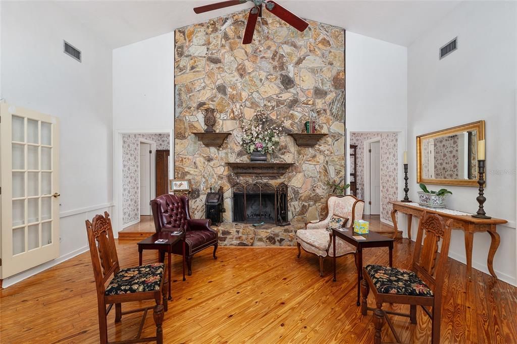 En Venta: $549,000 (4 camas, 3 baños, 2524 Pies cuadrados)