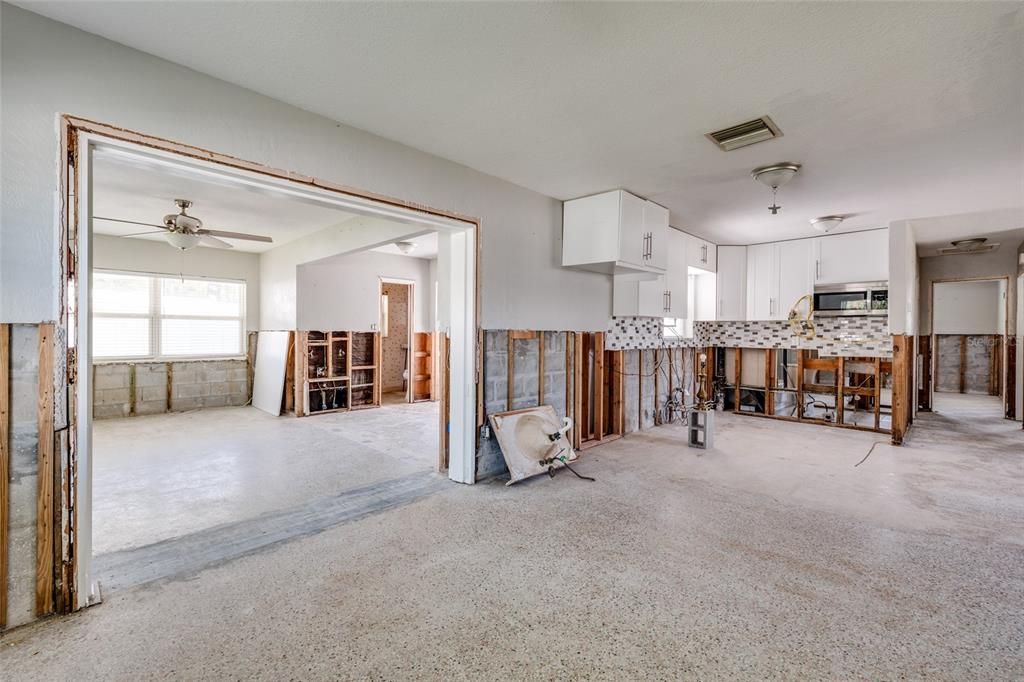 Active With Contract: $335,000 (3 beds, 2 baths, 1338 Square Feet)