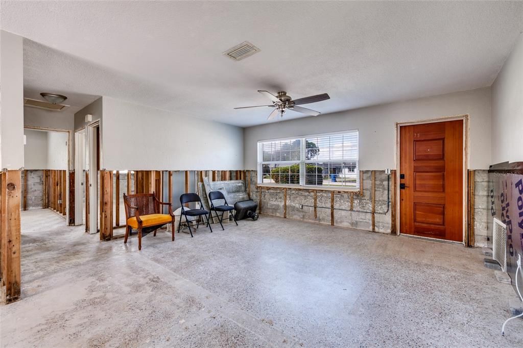 Active With Contract: $335,000 (3 beds, 2 baths, 1338 Square Feet)