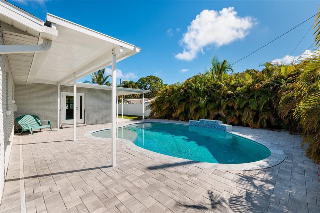 Active With Contract: $335,000 (3 beds, 2 baths, 1338 Square Feet)