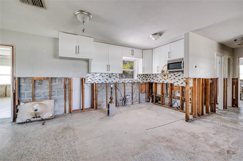 Active With Contract: $335,000 (3 beds, 2 baths, 1338 Square Feet)