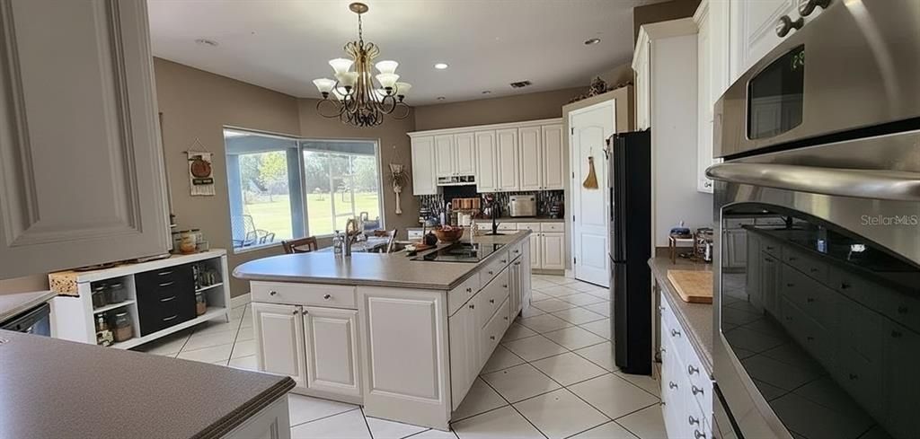 На продажу: $1,365,000 (6 спален, 4 ванн, 6746 Квадратных фут)