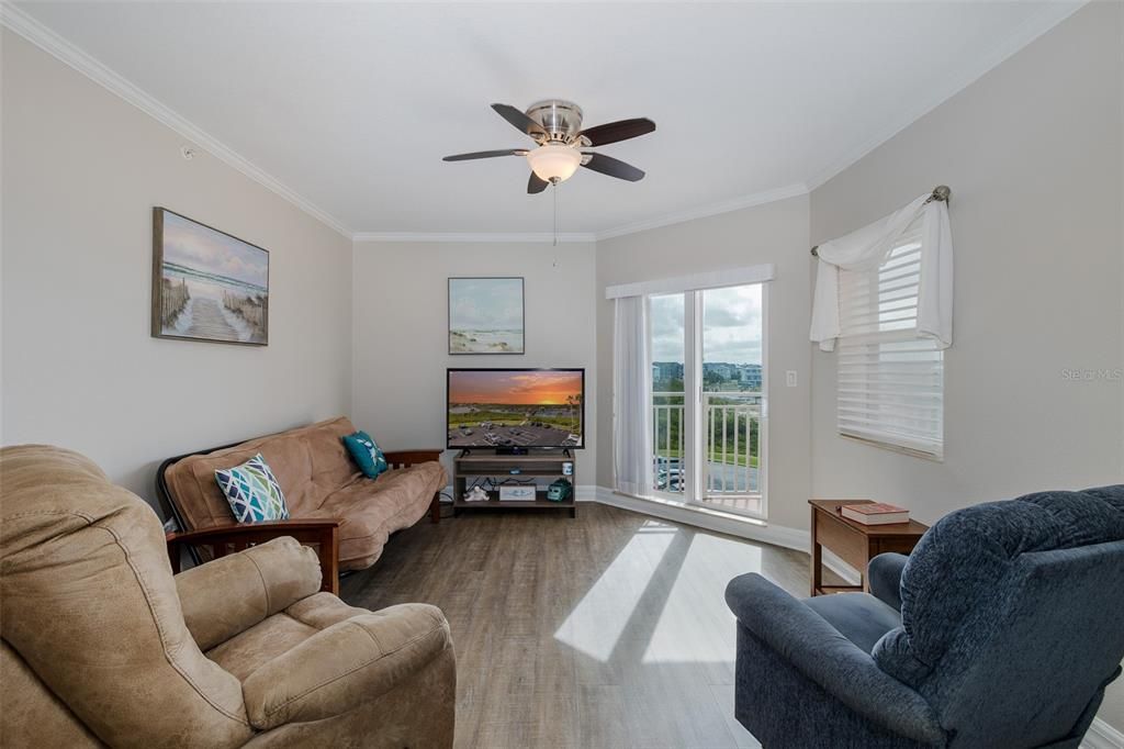 待售: $325,000 (2 贝兹, 2 浴室, 1410 平方英尺)